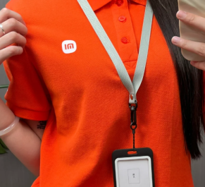 企业工作服-活力橙色+小米车标设计,兼顾商务与时尚,打造高辨识度企业形象 透气速干-夏季POLO衫工作服推荐|透气速干小众设计|企业定制采购首选